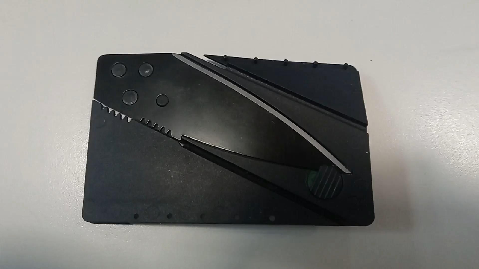 Así se convierte en navaja la tarjeta-navaja