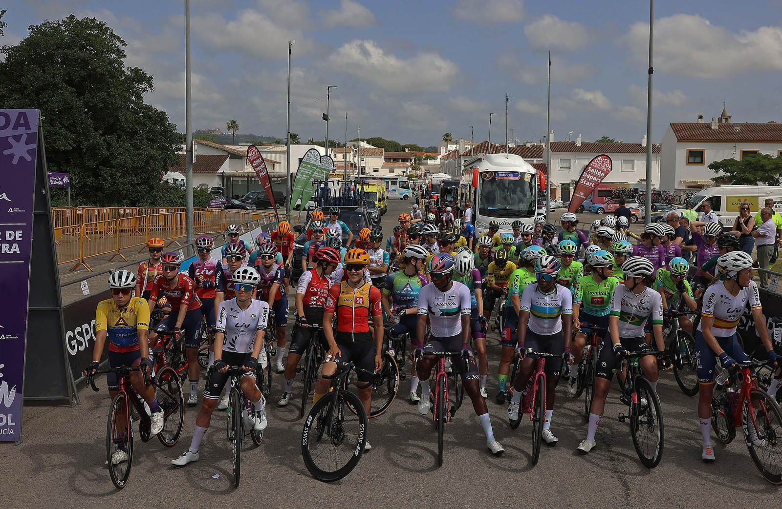 Fotos de la salida de la III Vuelta Ciclista femenina a Andalucía desde Castellar