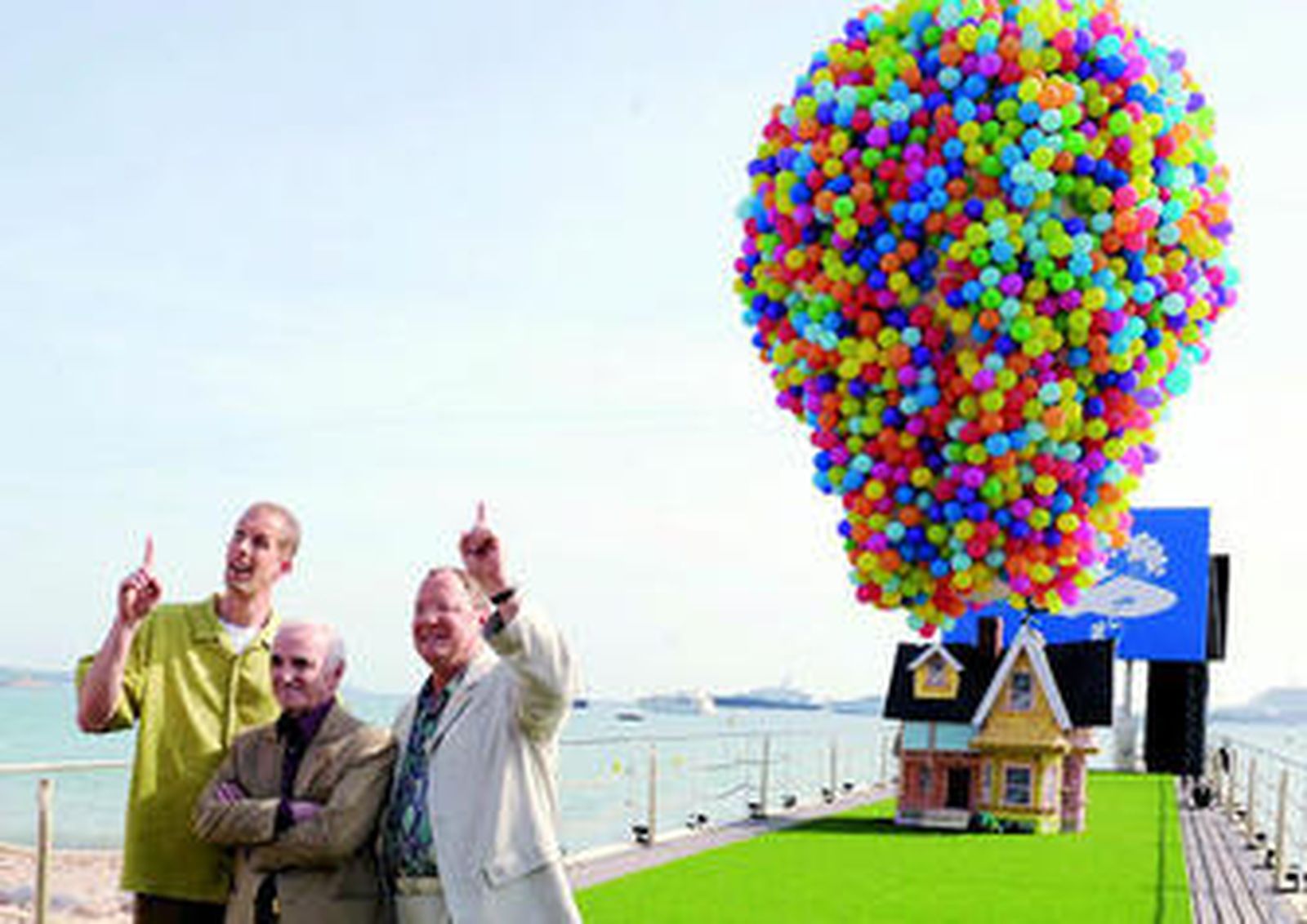 Pete Docter, Charles Aznavour (voz del protagonista en la versión francesa) y John Lasseter, en Cannes.