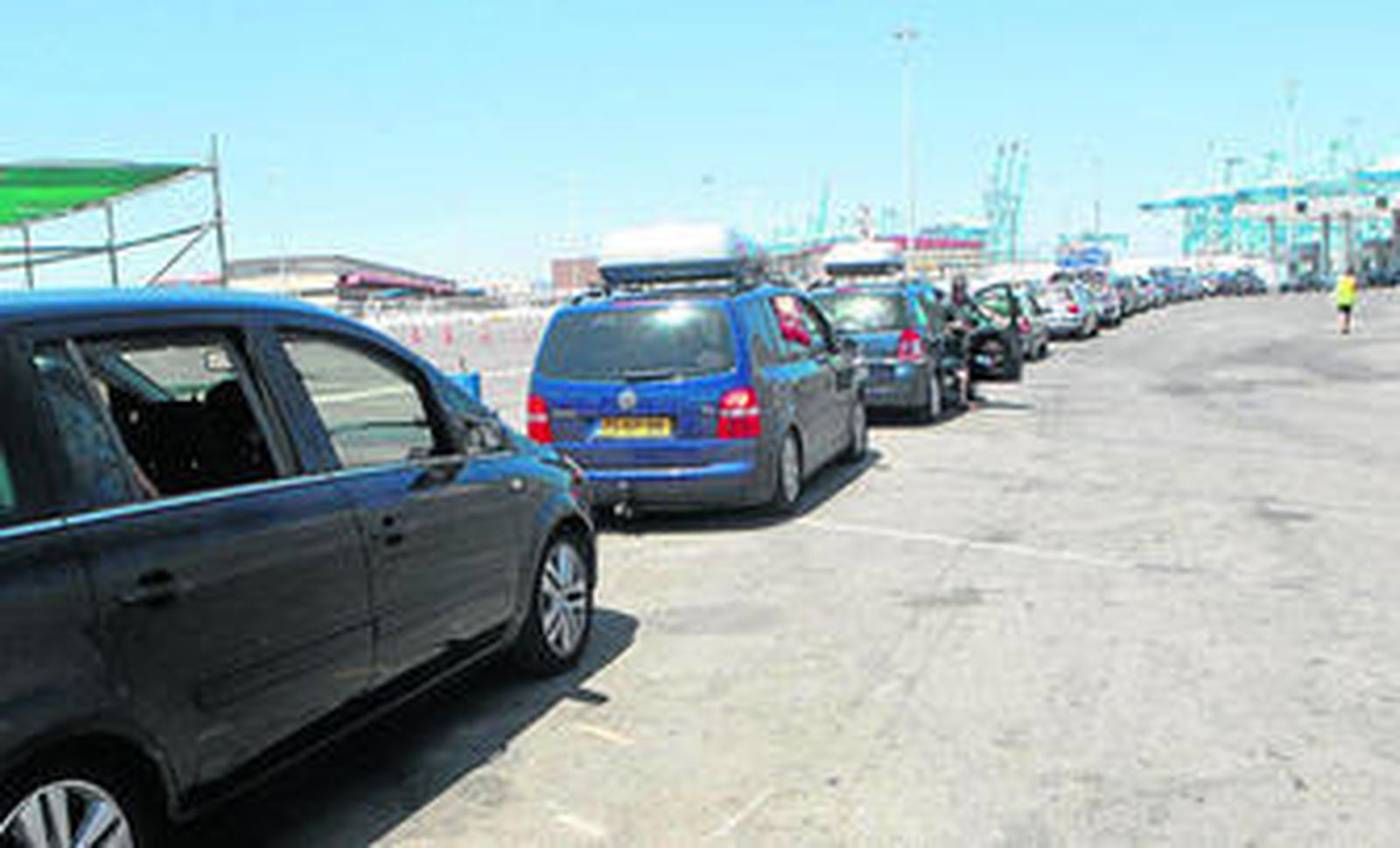 Vehículos en cola ayer en el puerto de Algeciras.