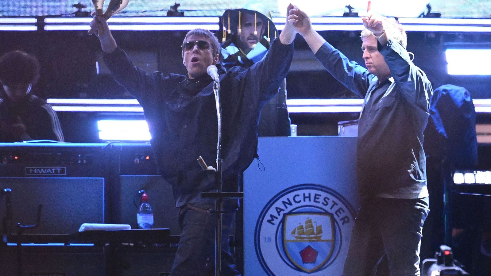 Liam y Noel Gallaguer, durante un concierto de Oasis en 2025