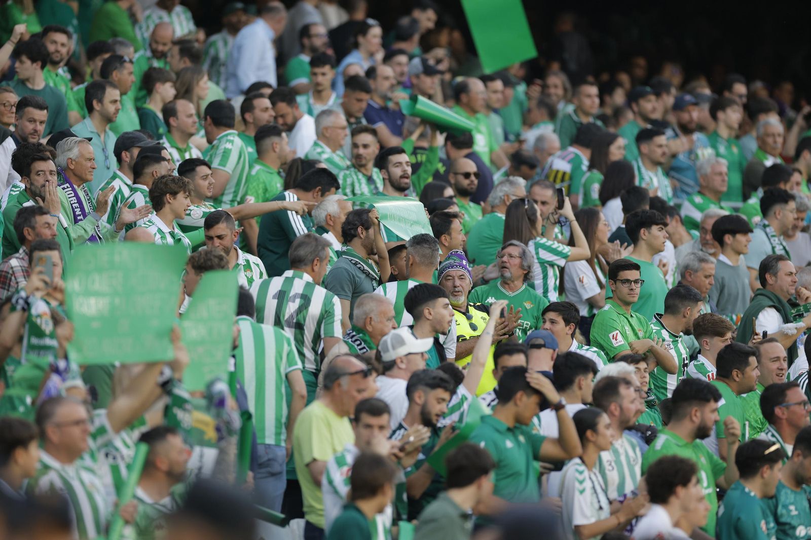Búscate en las fotos del Betis - Fiorentina