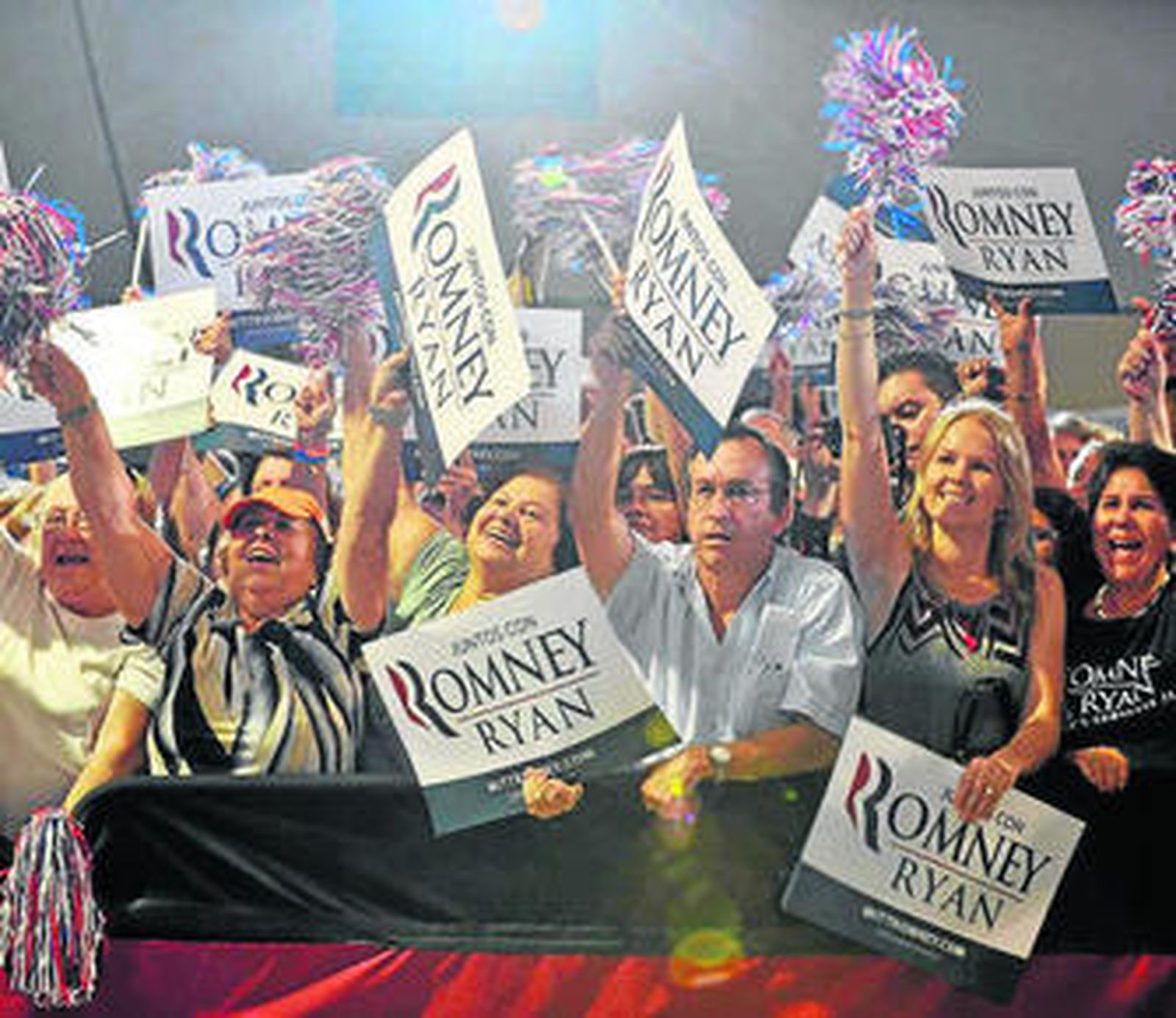 Partidarios de Romney le jalean durante un mitin el miércoles en Florida.