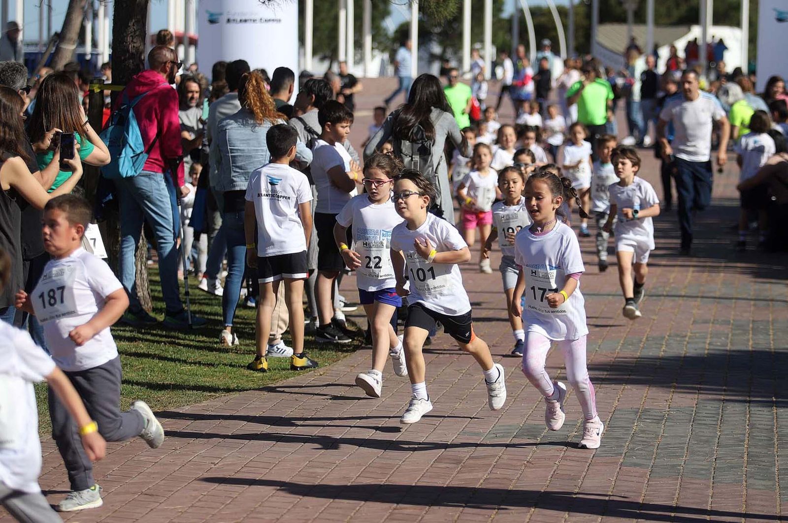 Imágenes de la carrera infantil previa a la "10K Puerta del Descubrimiento"