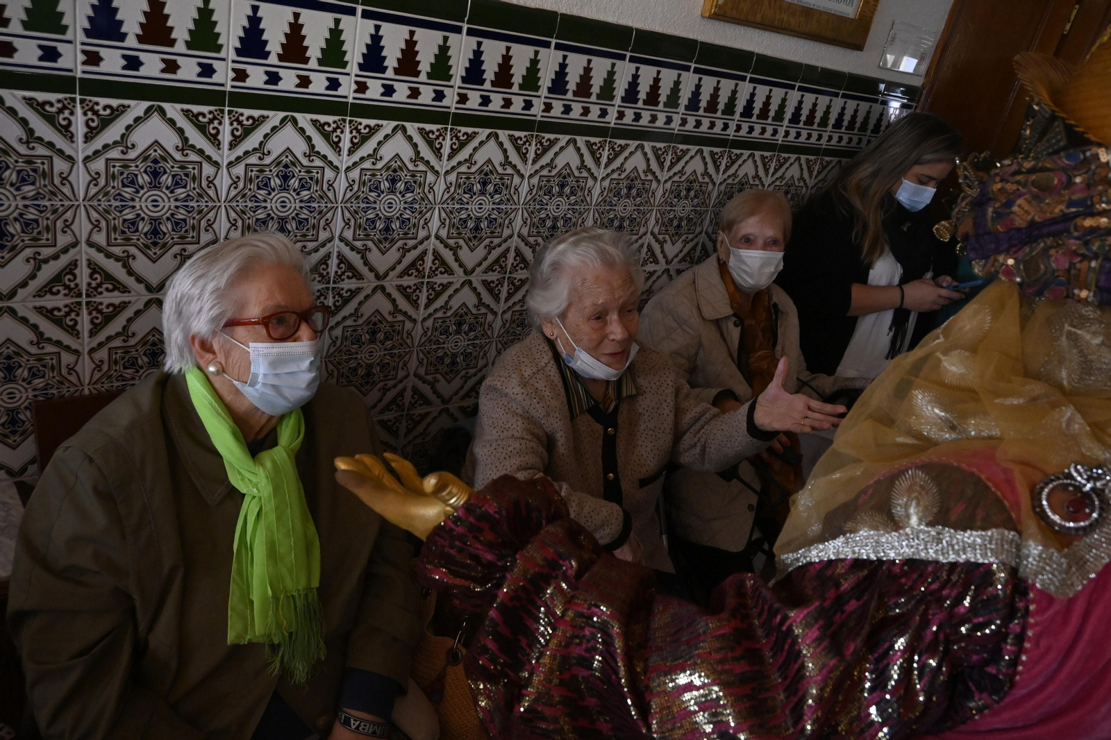 Visita de los Reyes Magos a los ancianos de los asilos de Huelva, en imágenes