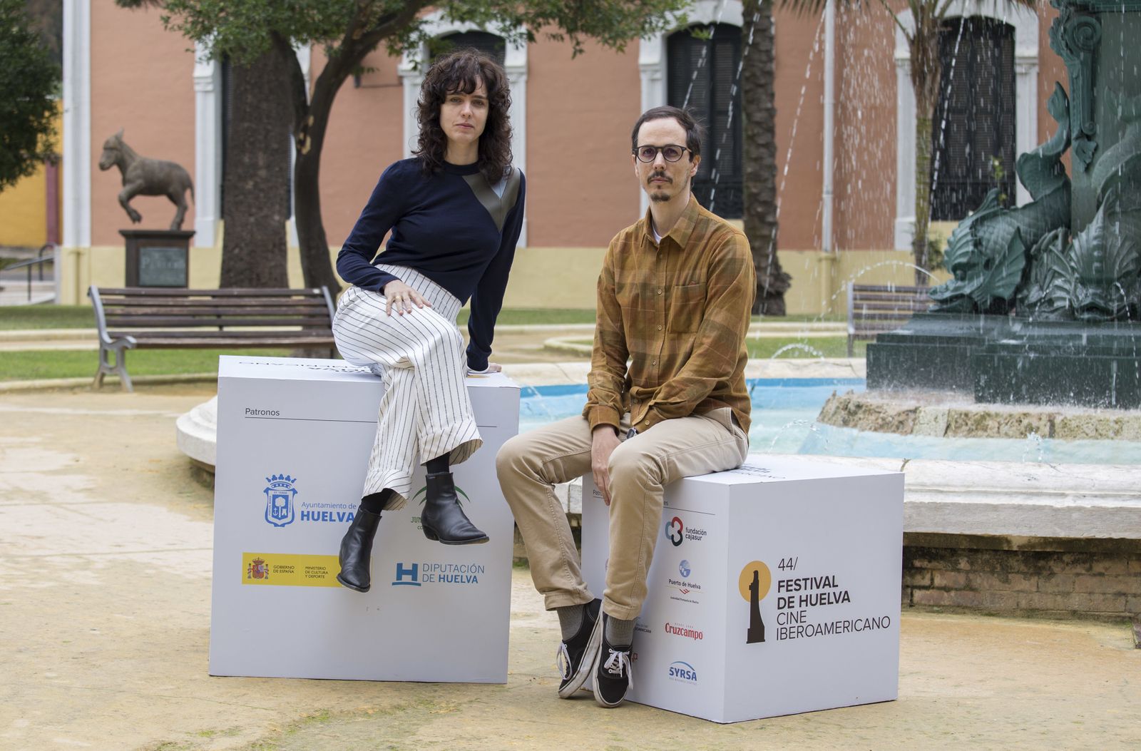 La directora Carolina Jabor y el guionista Lucas Paraizo, en el patio de la Casa Colón.