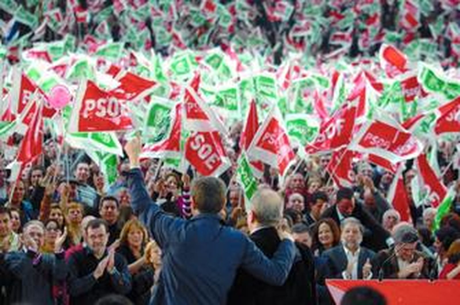 Zapatero y Chaves saludan a los asistentes al mitin de ayer en Dos Hermanas.