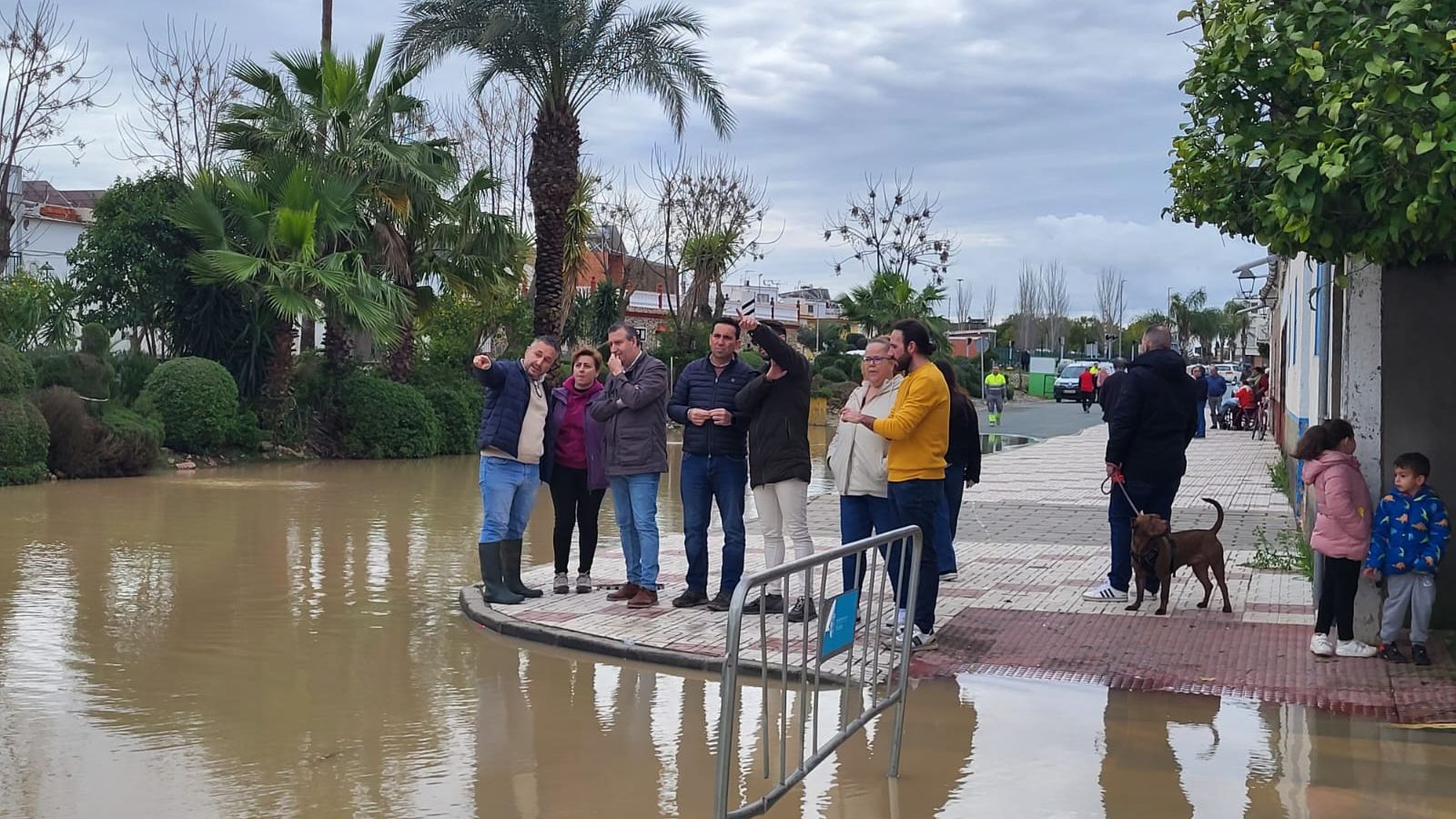 Javier Fernández, comprueba los daños de la borrasca 'Marta' en Tocina.