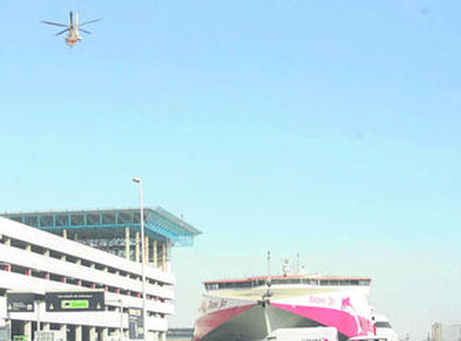 Imagen de archivo de una aeronave de Inaer, antigua operadora del enlace con Ceuta, que llega al helipuerto de Algeciras, ubicado junto a la Estación Marítima del puerto. En la escena también se observar un ferry, competidor de las conexiones áreas en El Estrecho (Foto: J. M. Quiñones