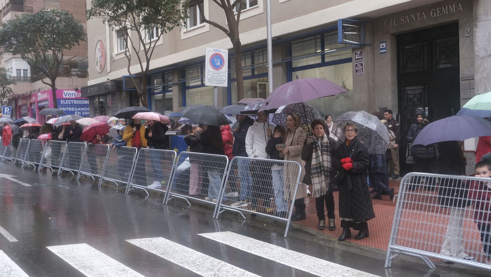Fotografías de la cabalgata de los Reyes Magos pasada por agua en Almería