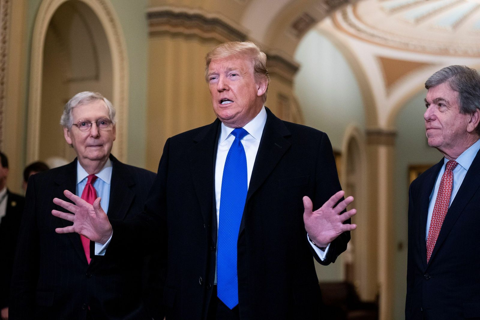 Trump, junto al líder de la mayoría en el Senado, el republicano Mitch McConnell (i), y el senador por Misuri, Roy Blunt (d).