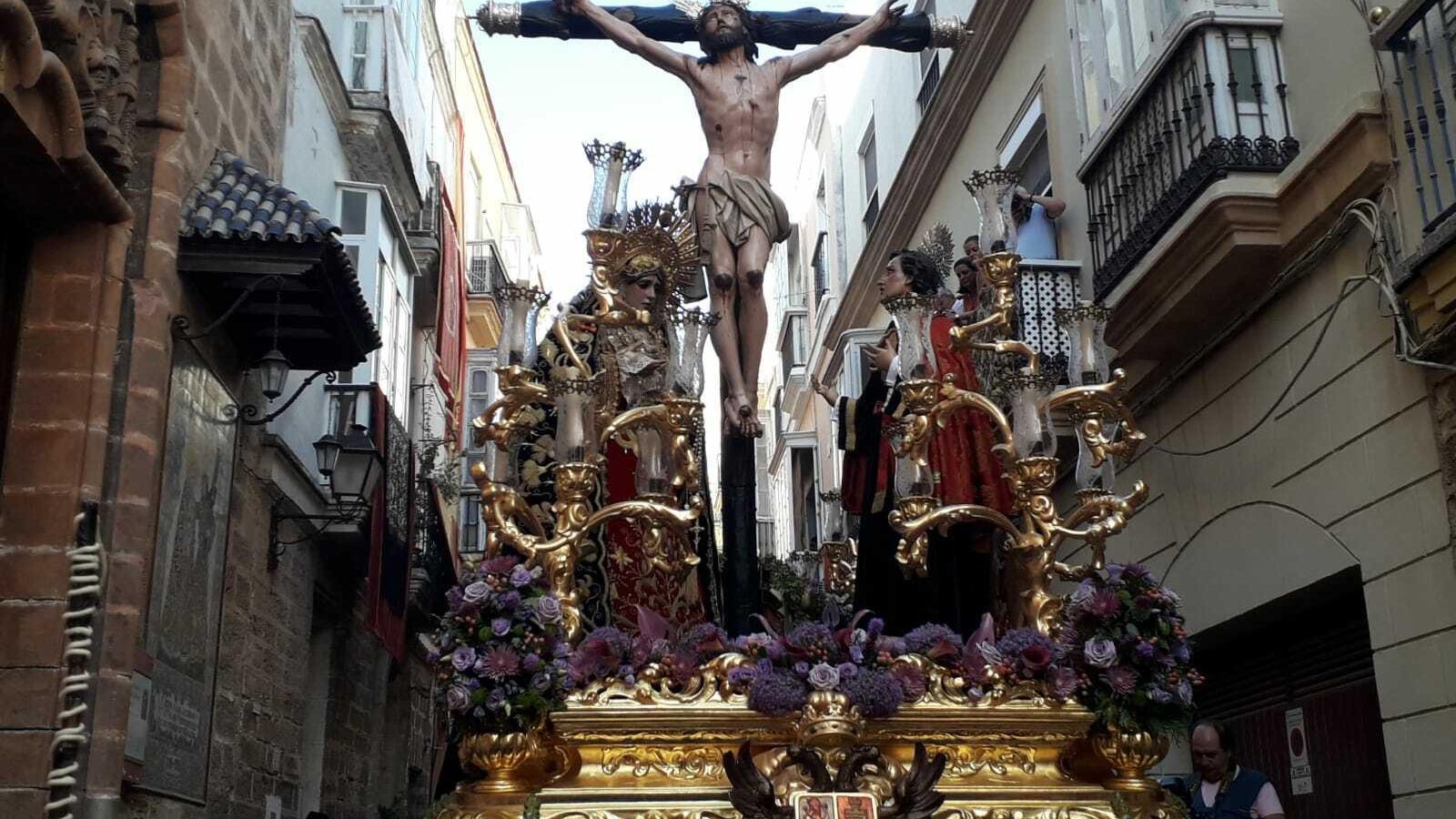 El paso del Cristo de la Expiración al salir de San Lorenzo.