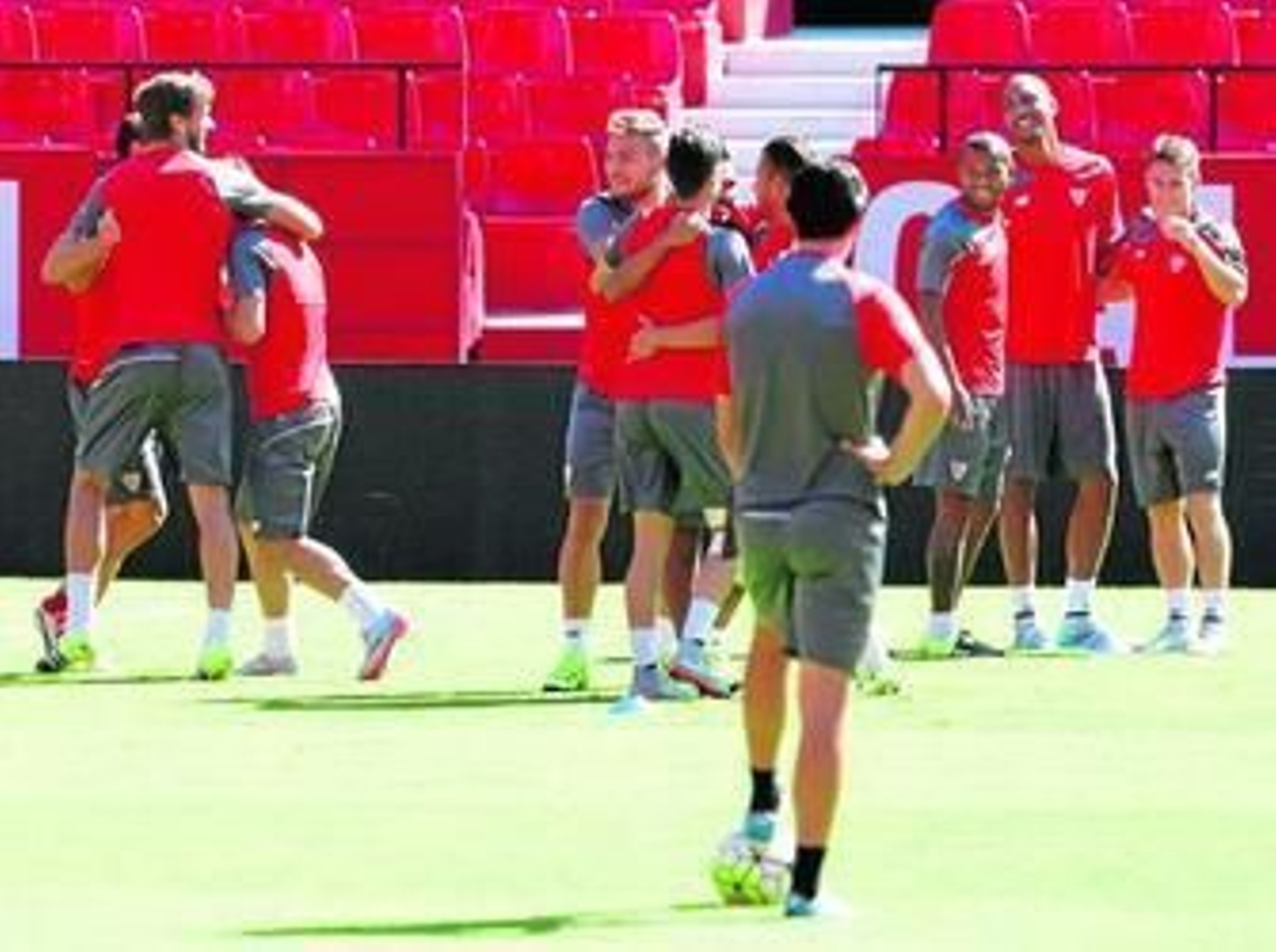 Unai Emery, pensativo, durante un ejercicio en el estadio.