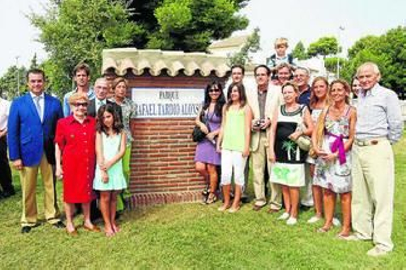 La familia de Rafael Tardío, ayer junto al alcalde en el parque que lleva su nombre.