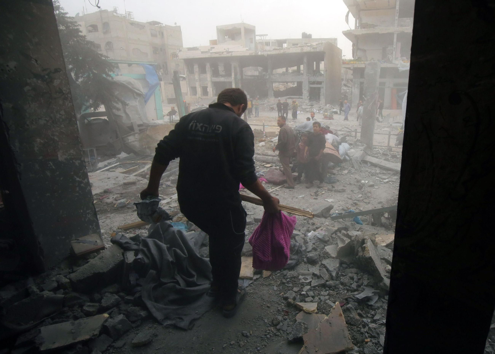 Un hombre sale de un edificio derruido tras un bombardeo israelí en Jabalia, en el norte de Gaza. Un hombre sale de un edificio derruido tras un bombardeo israelí en Jabalia, en el norte de Gaza.