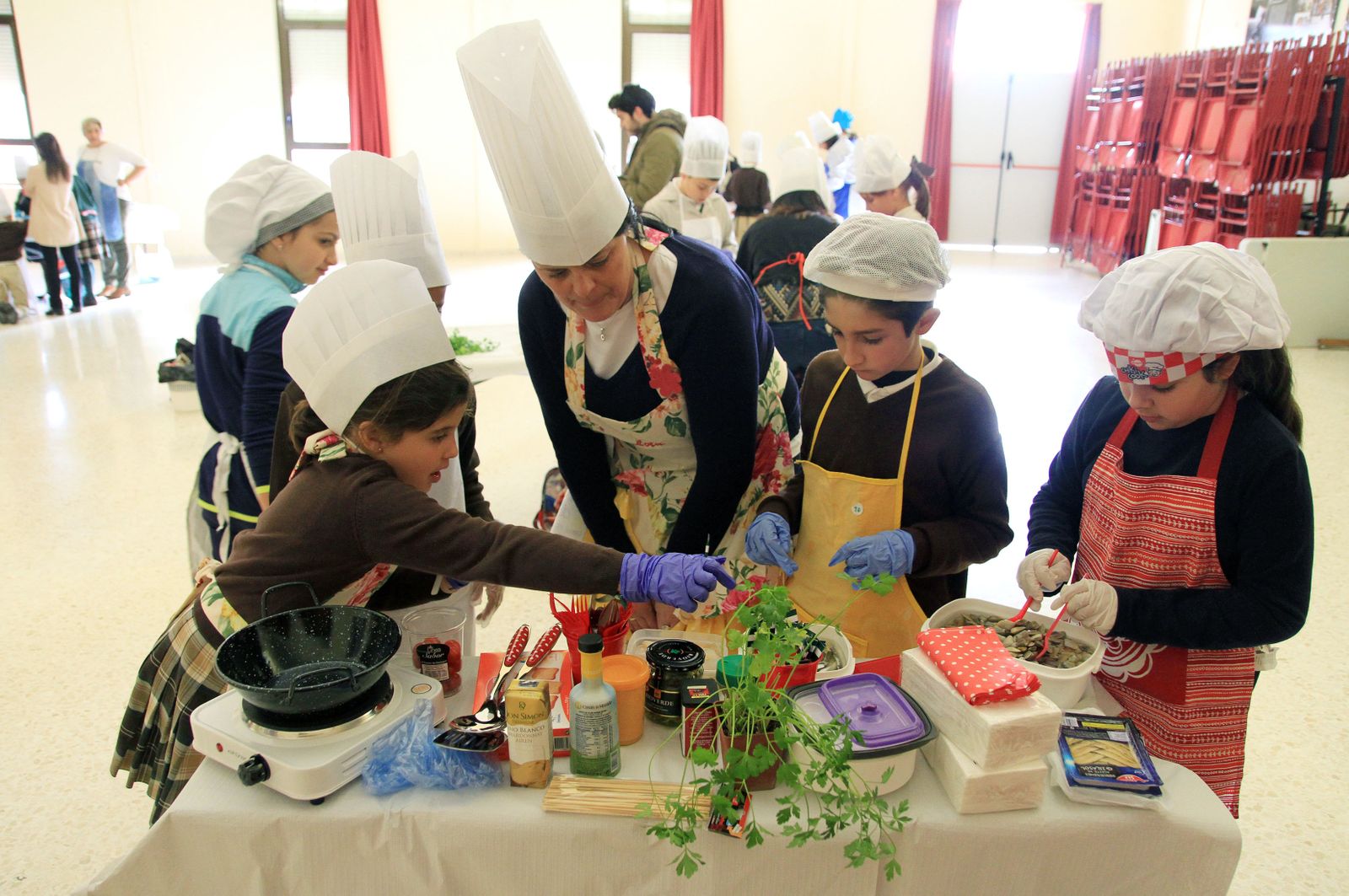Imágenes del "Masterchef" realizado en las Teresianas con motivo de la celebración del 28-F