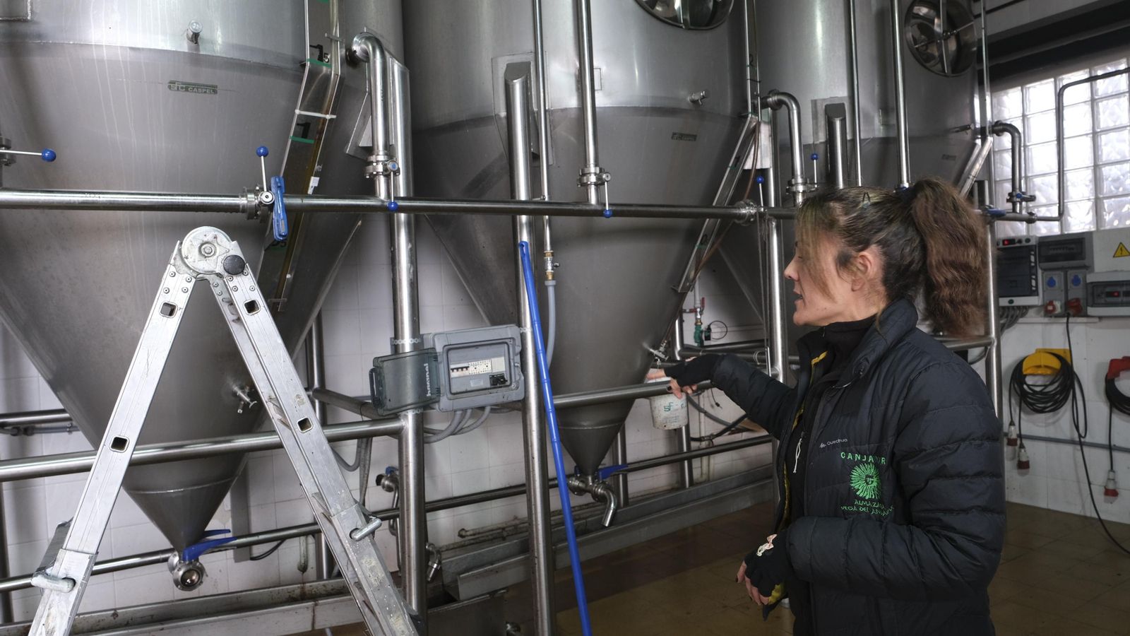 Alicia Gómez explicando el proceso de decantación