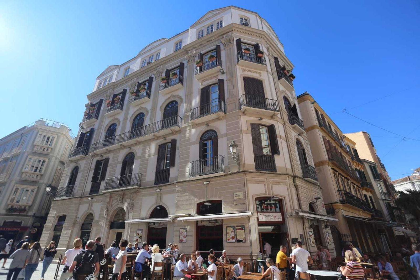 Edificio adquirido por All Iron en la plaza del Siglo