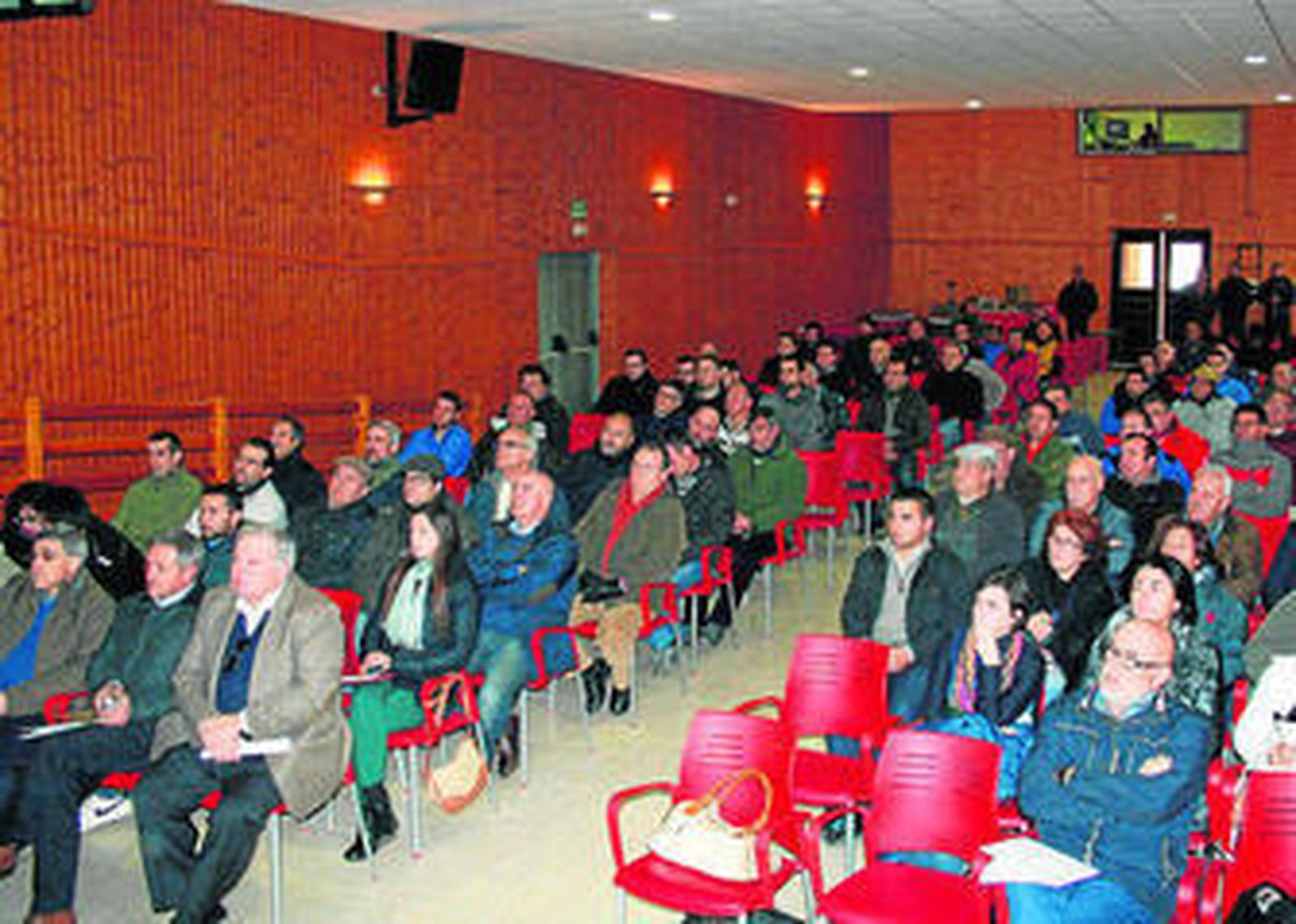 Chirivel acogió la jornada sobre nuevas variedades y técnicas de cultivo en almendro, con cerca de 200 personas.