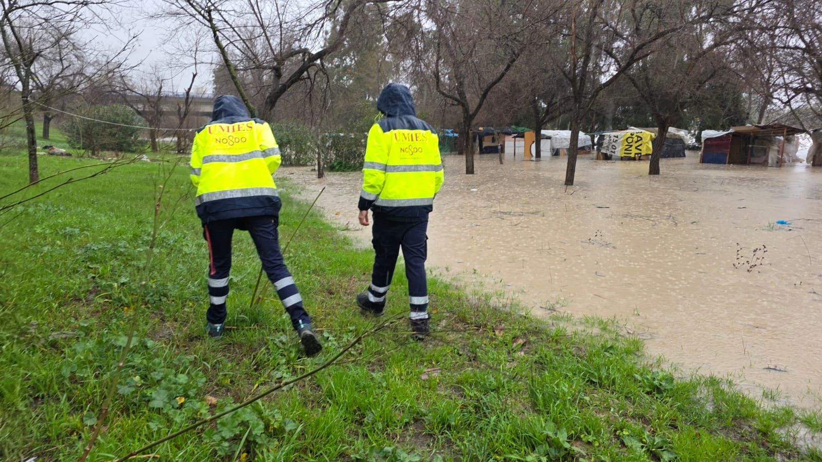 Efectivos de la UMIE en el asentamiento del puente de La Señorita