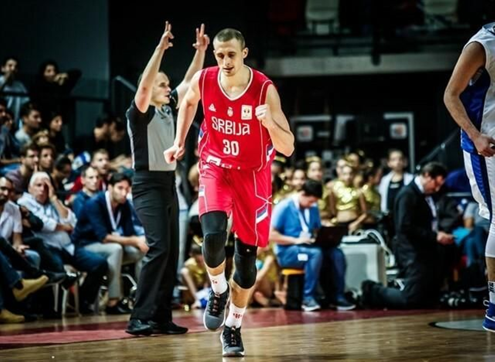 Avramovic celebra una canasta. Avramovic celebra una canasta.