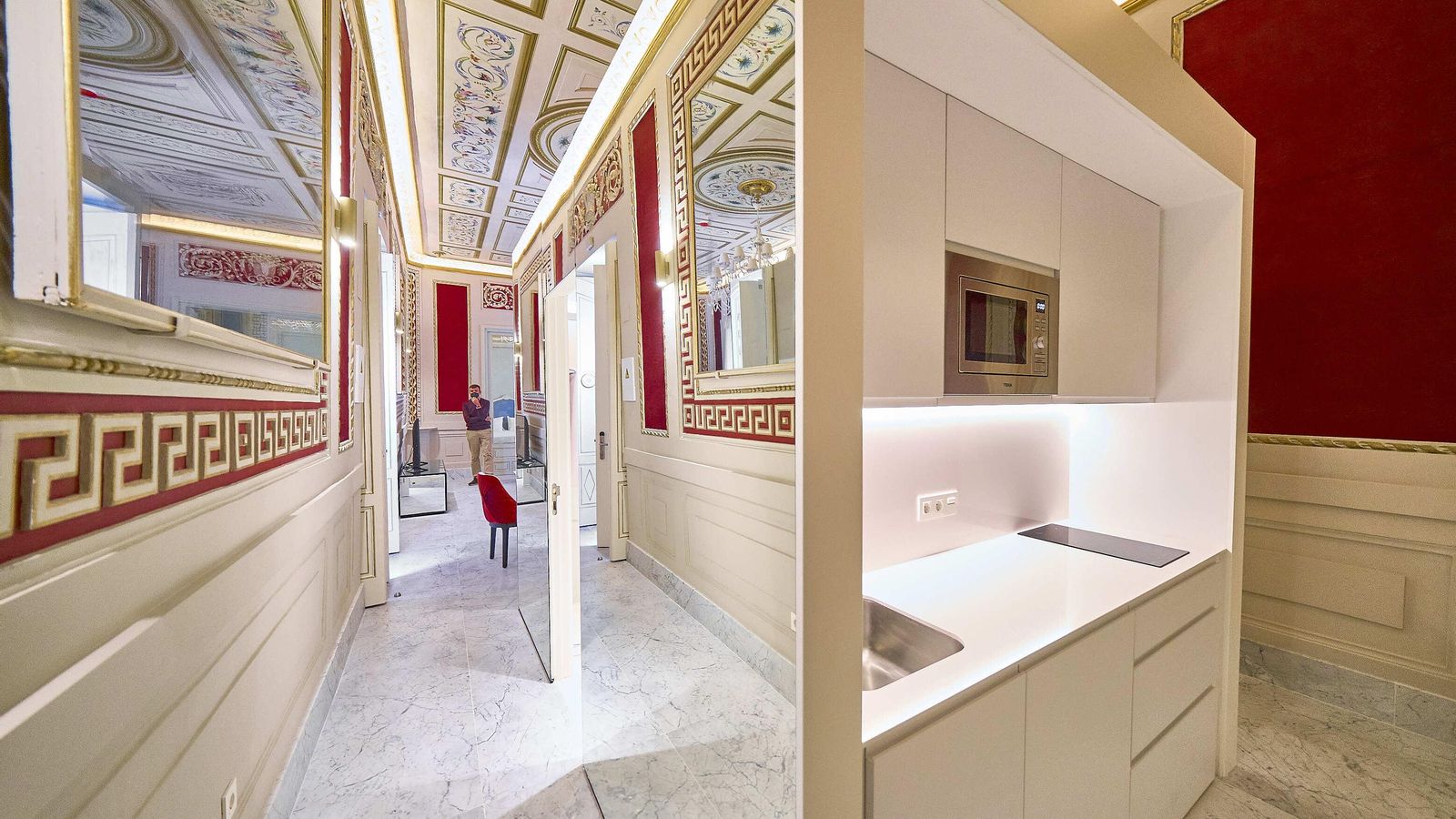 La cocina y el acceso al baño creados en un gran cajón cubierto de espejos en uno de los apartamentos deluxe de Veedor.