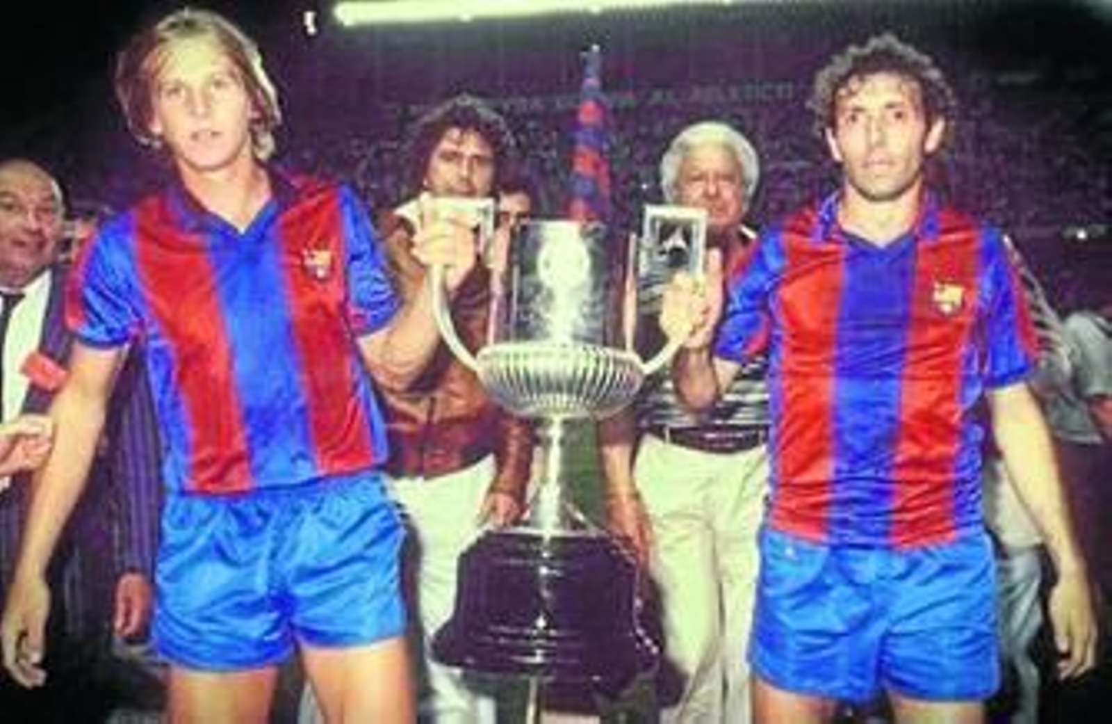 1. Schuster levanta uno de sus títulos con el Barcelona acompañado de Quini. 2. Una imagen del alemán con su selección nacional, con la que dejó de jugar con 23 años. 3. Su pareja con Diego Armando Maradona en el Barcelona fue una absoluta sensación en la época. 4. Como entrenador del Real Madrid, con el que ganó una Liga y fue destituido al año siguiente.