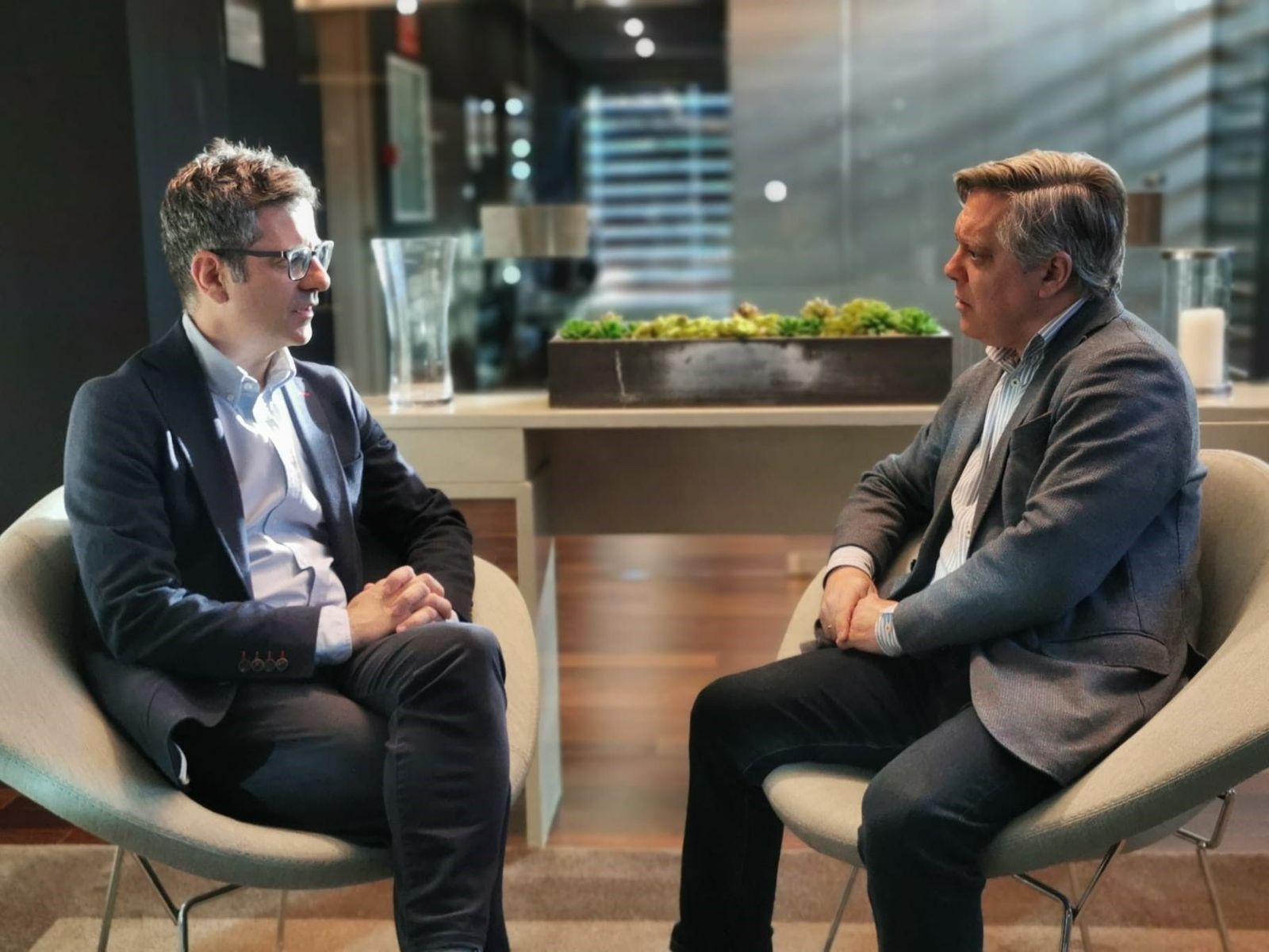 Imagen de archivo de la reunión entre el candidato del PSOE a la alcaldía de Cádiz, Óscar  Torres , y el ministro de la Presidencia, Relaciones con las Cortes y Memoria Democrática, Félix Bolaños