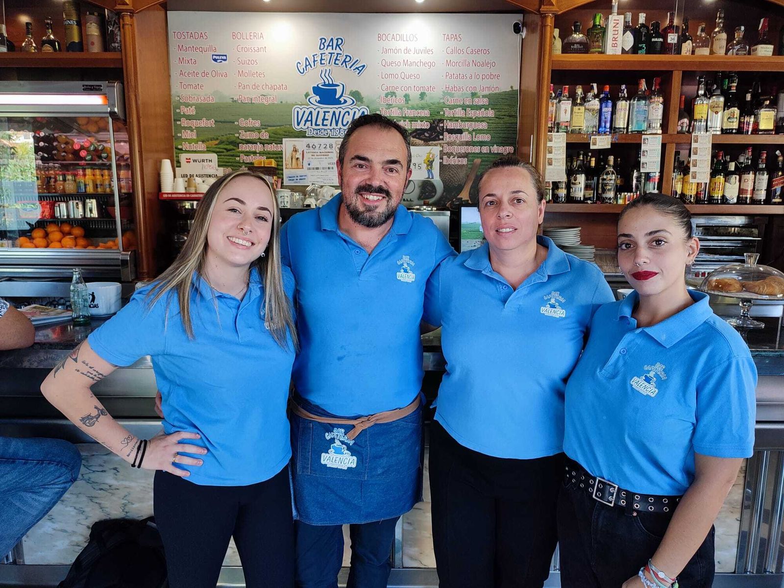 Antonio y Loli en una foto junto a Naomi y Mónica.