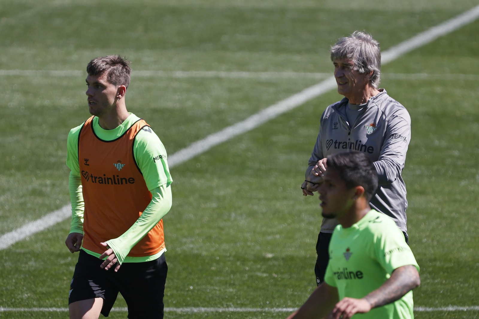 Las imágenes del gran ambiente en el entrenamiento del Betis