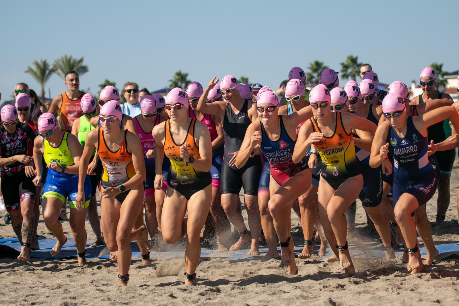 Triatletas en las pruebas de Vera.