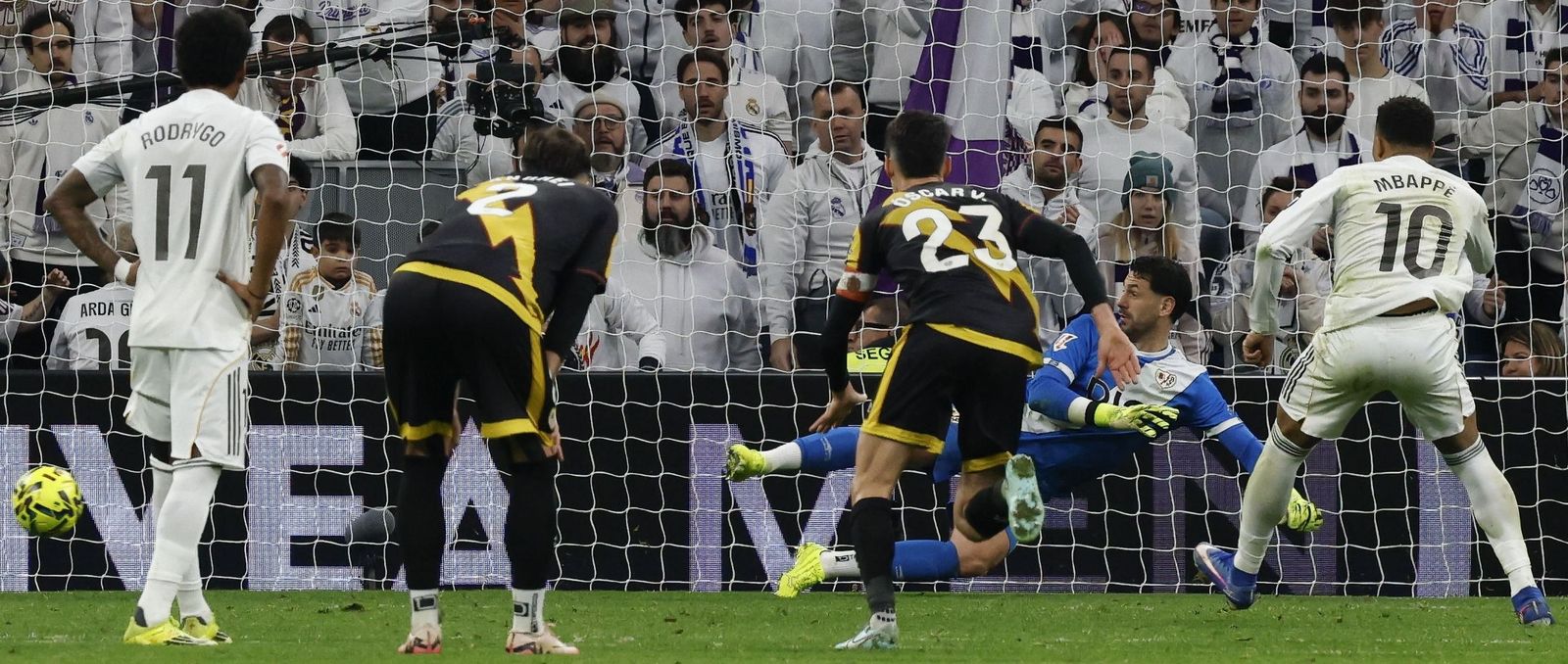 Mbappé transforma el penalti que le dio el triunfo al Real Madrid.