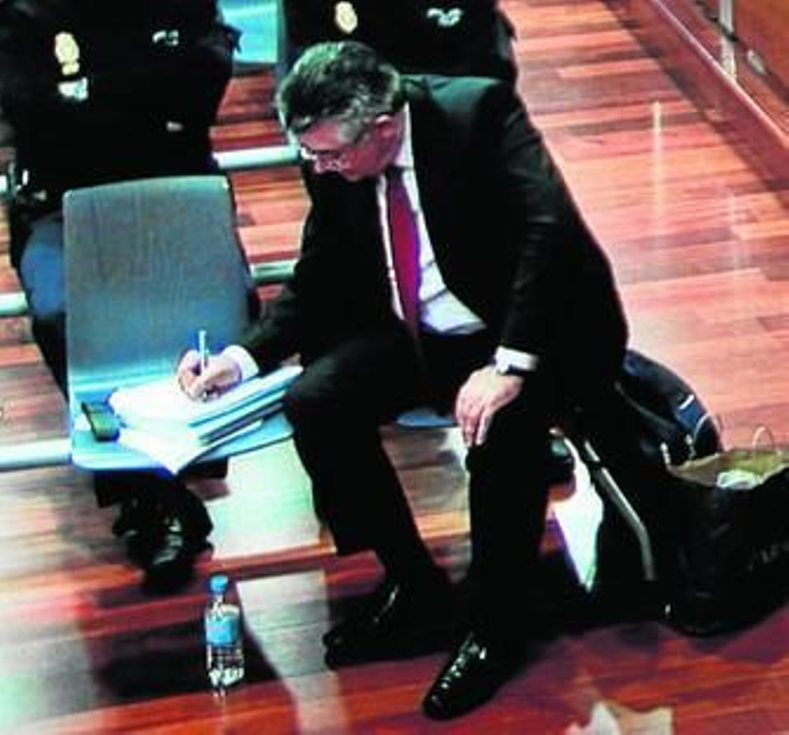 Juan Antonio Roca, ayer, tomando notas en el juicio.