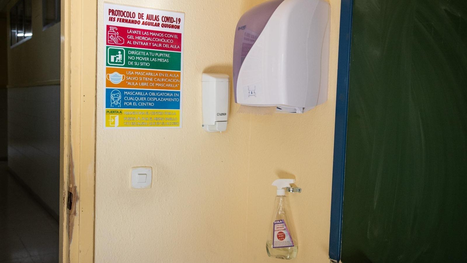 Dispensador de gel hidroalcohólico en la entrada de un aula del IES Fernando Aguilar Quignon.