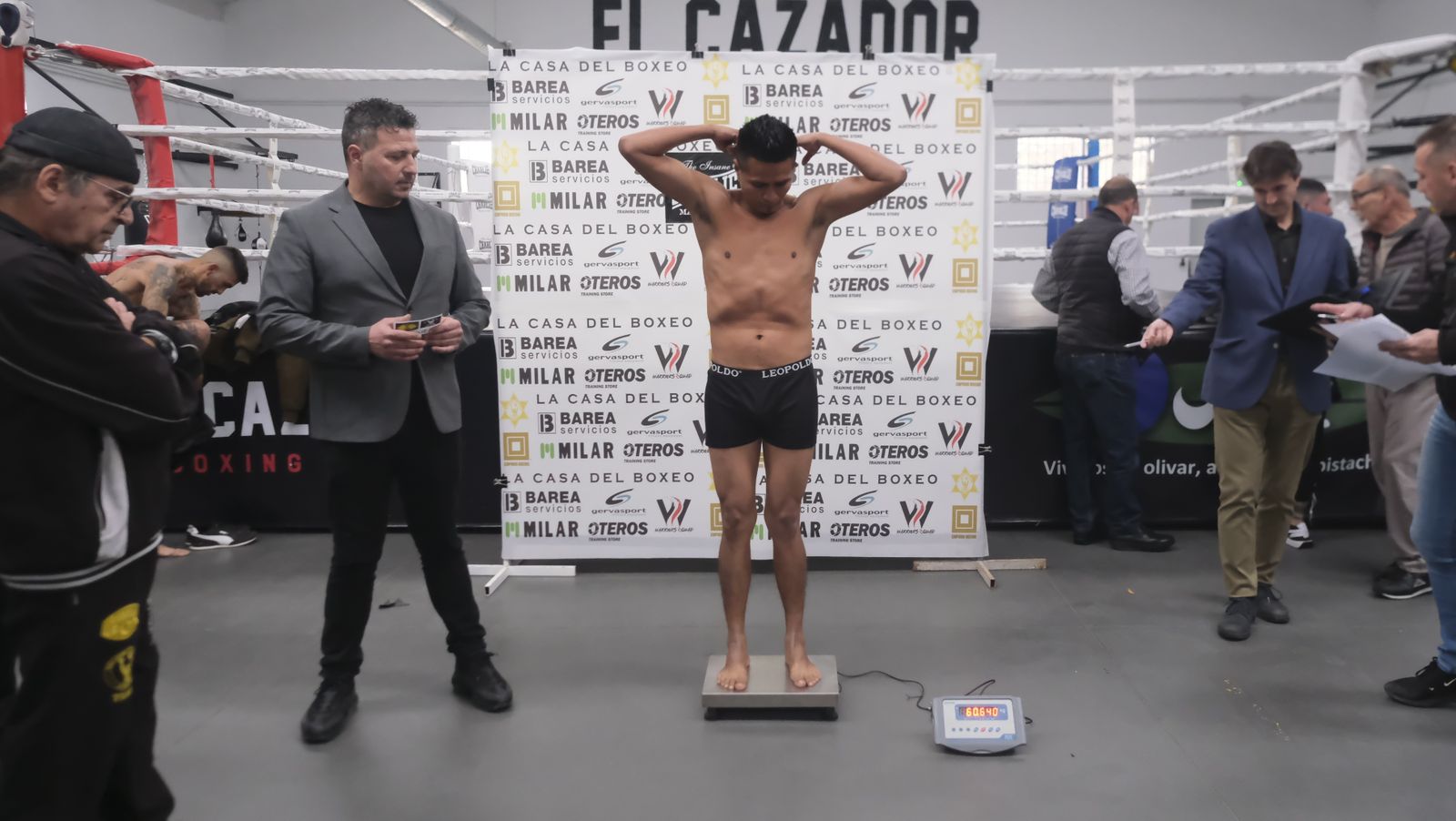 Así ha sido el pesaje previo a la pelea entre El Cazador Jr y Ronny Landaeta en Córdoba