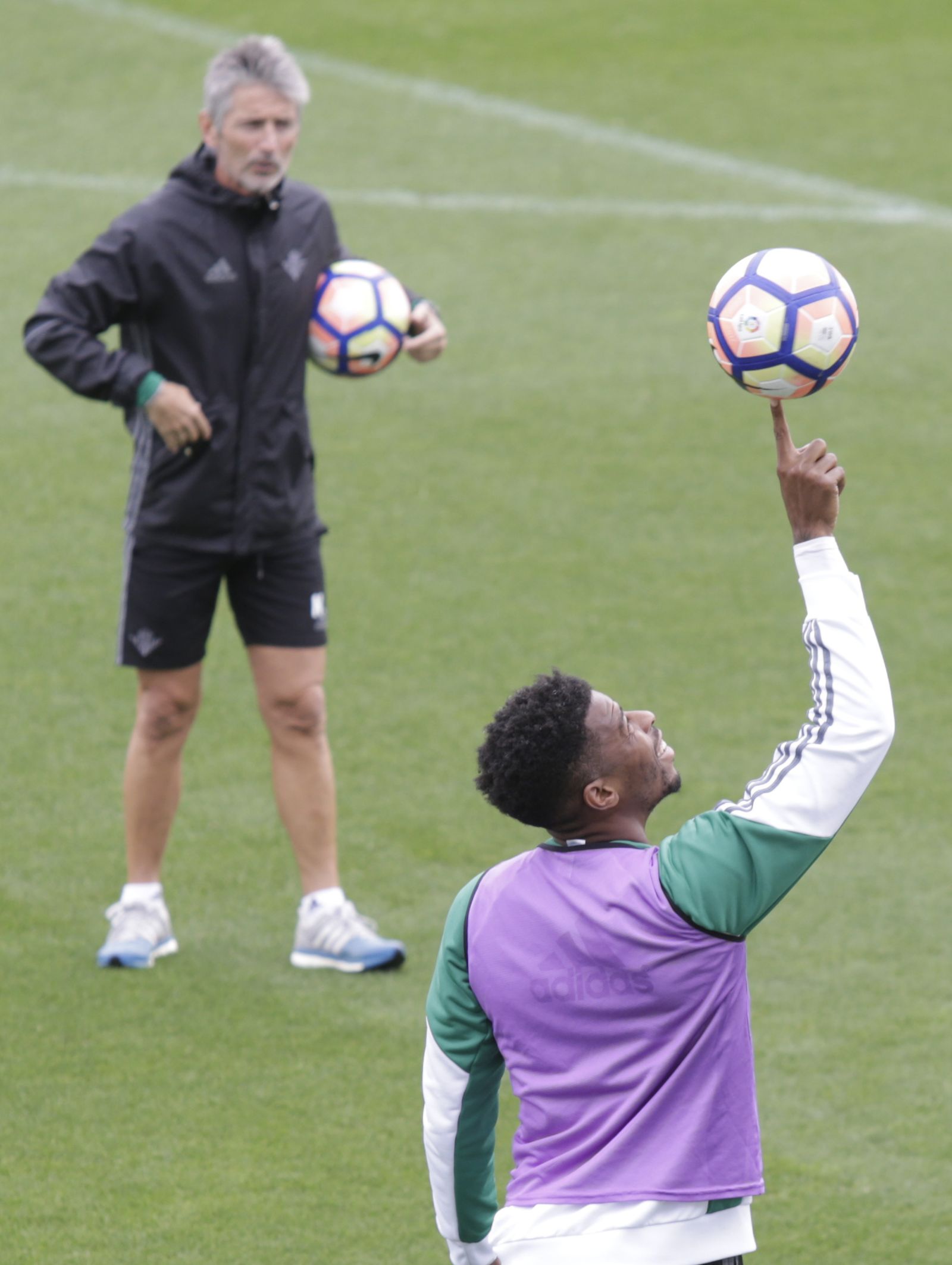 Donk es el malabarista de HeliópolisEl balón nunca abandona a SampaoliLa 'orejona' siempre luce brillante