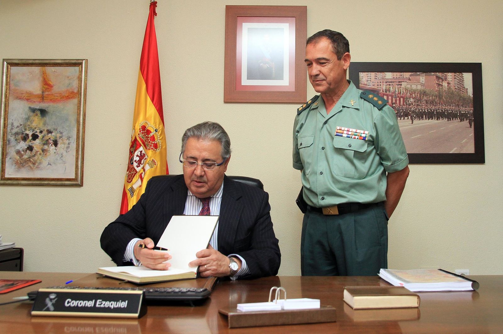 Juan Ignacio Zoido, ministro del Interior, presenta en la Comandancia de la Guardia Civil la nueva versión de AleryCops y el dispositivo del Rocío y posteriormente acude a la Diputación de Huelva para visitar la exposición sobre el terrorismo, en imágenes