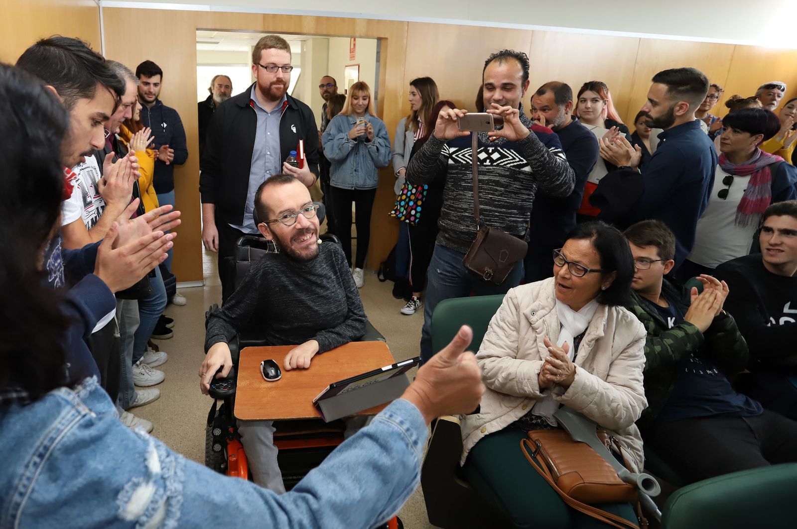 Pablo Echenique, a su llegada al salón de grados de Trabajo Social, acompañado por Alejandro García.
