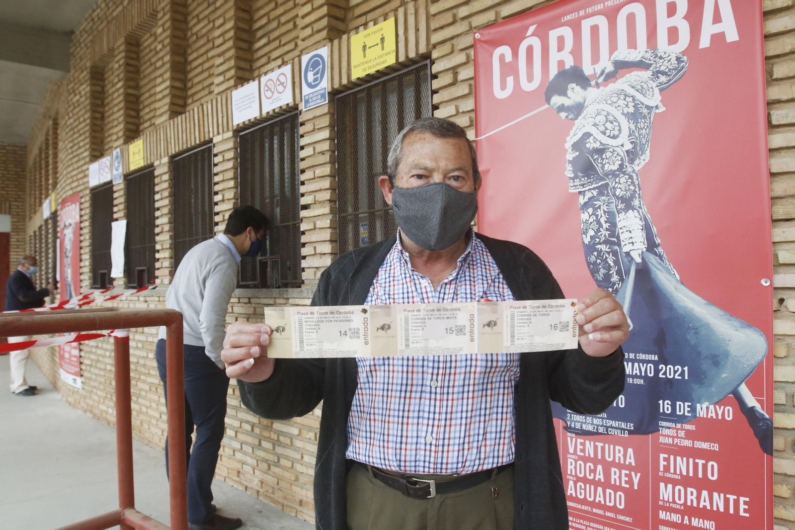 Un aficionado tras recoger su abono. Un aficionado tras recoger su abono.
