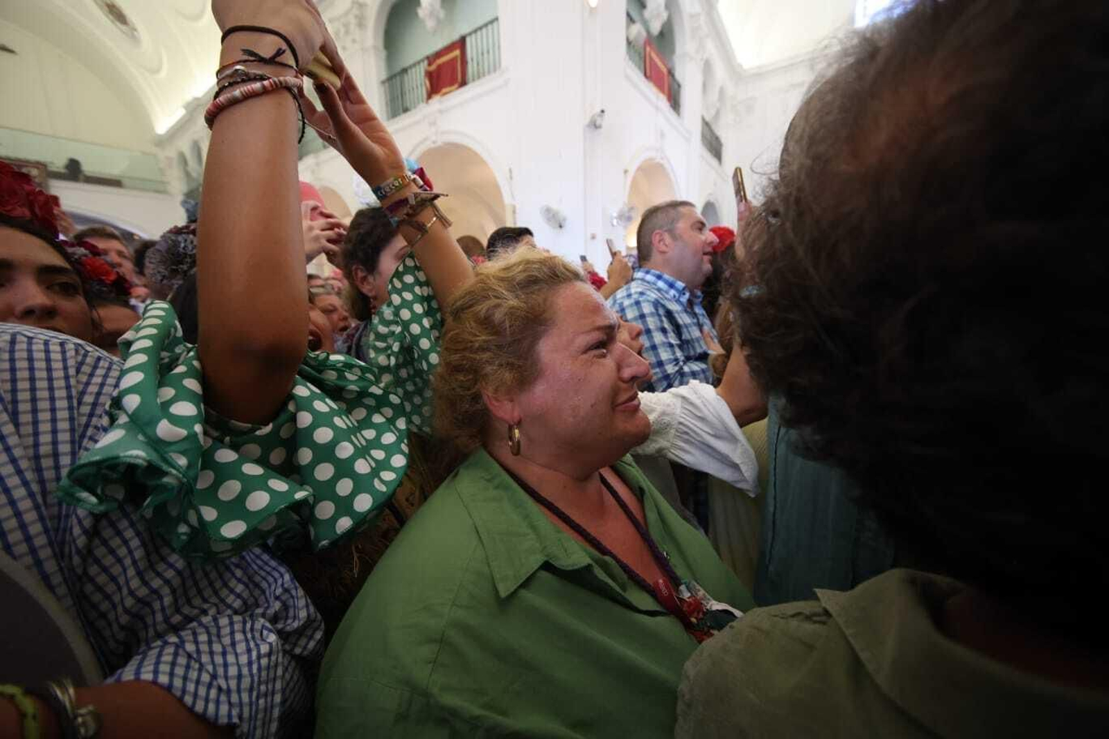 El Simpecado de Jerez a los pies de la Virgen del Rocío