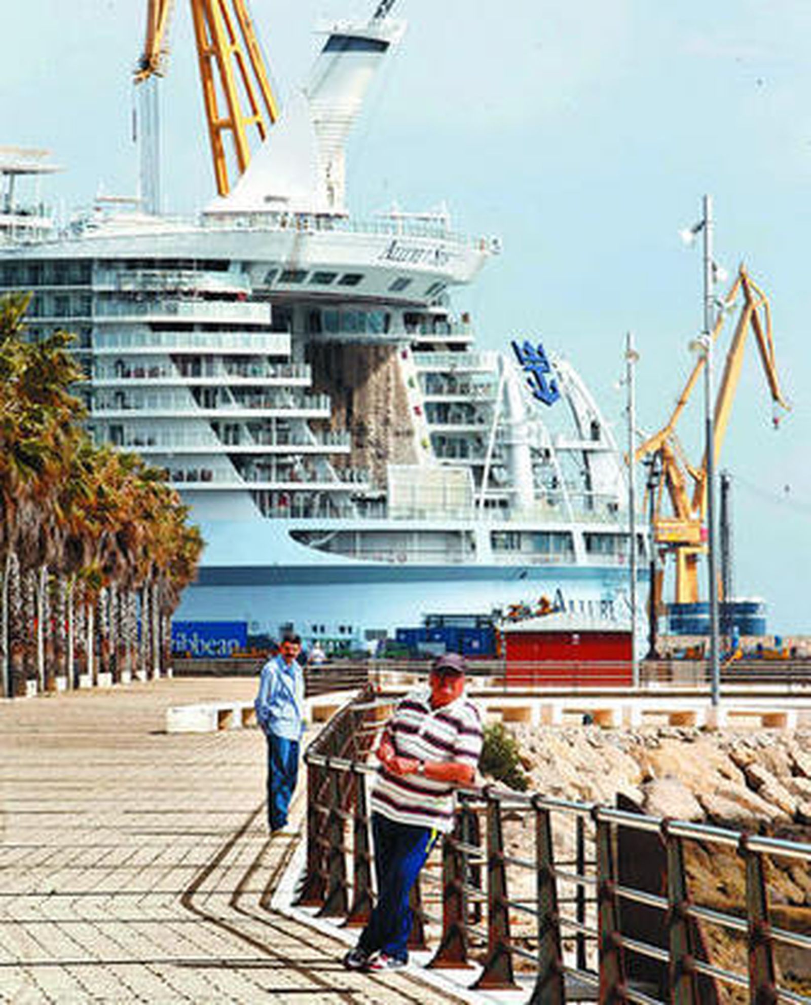 El crucero 'Allure of the Seas' que se repara actualmente en Navantia-Cádiz.
