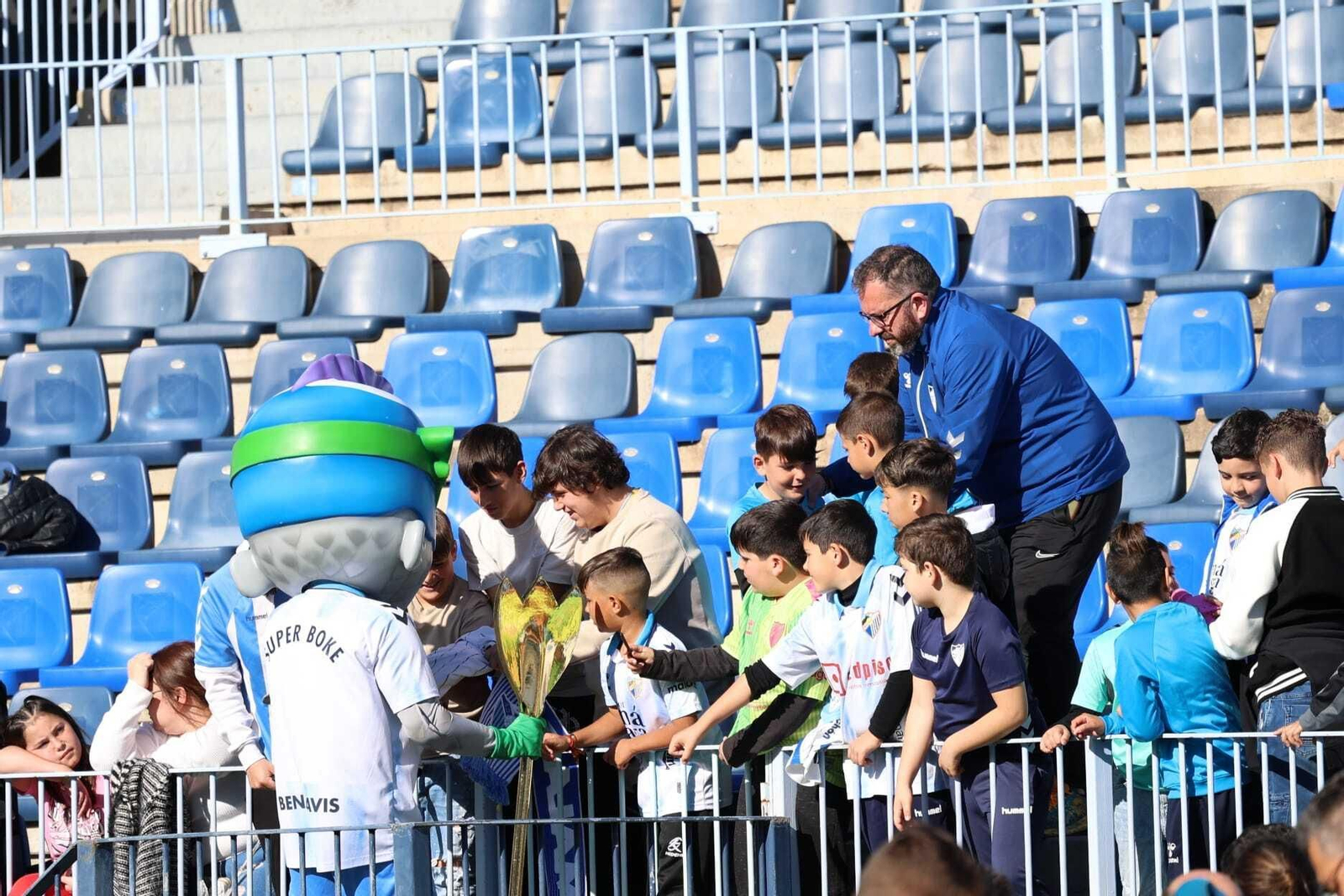 Búscate en las fotos del entrenamiento del Málaga abierto a la afición