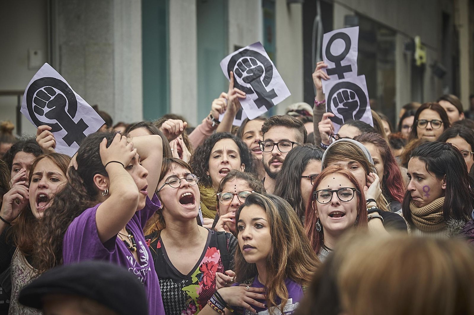 Una manifestación con jóvenes activistas feministas a la cabeza.
