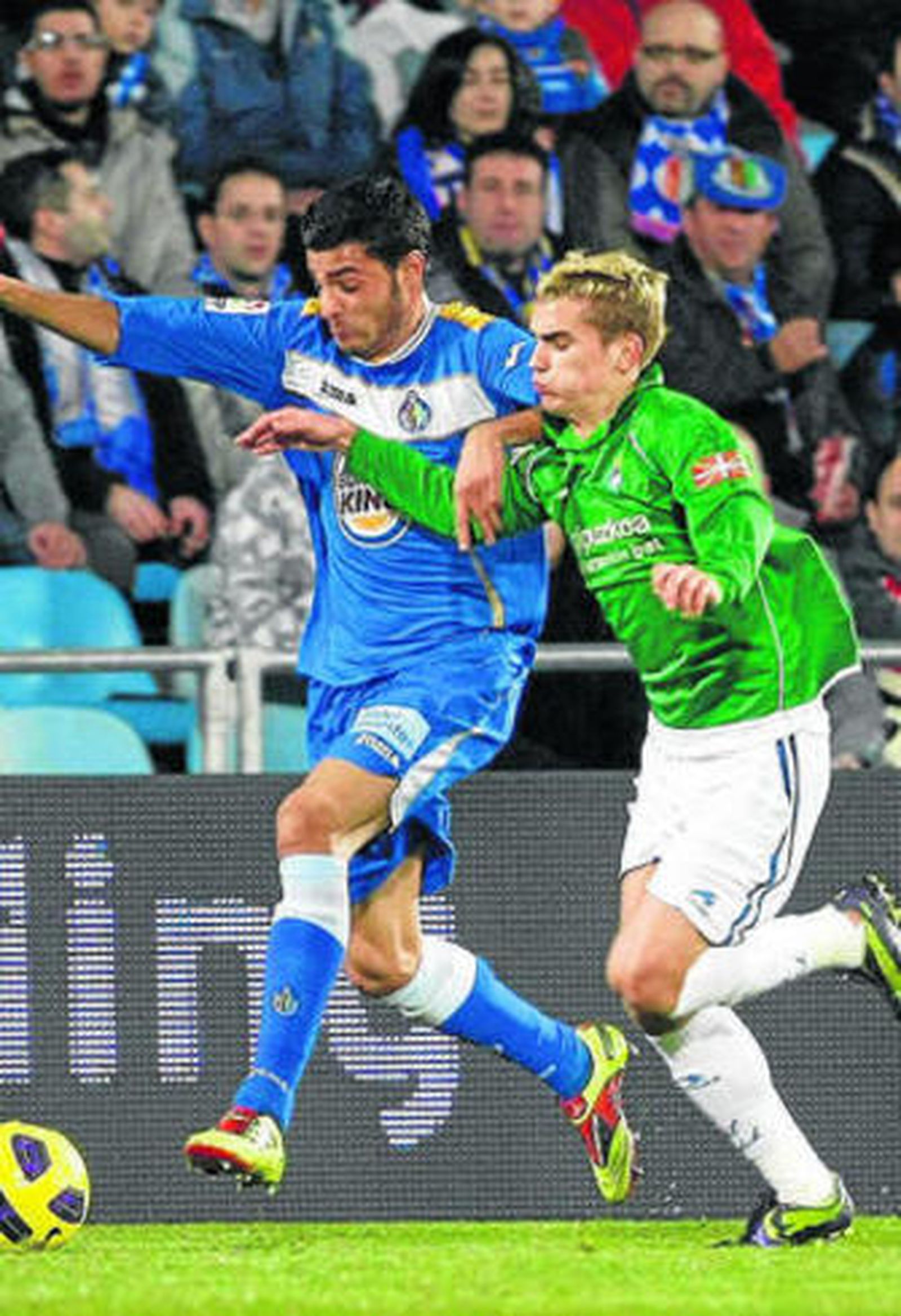 Griezmann pelea un balón con Miguel Torres.