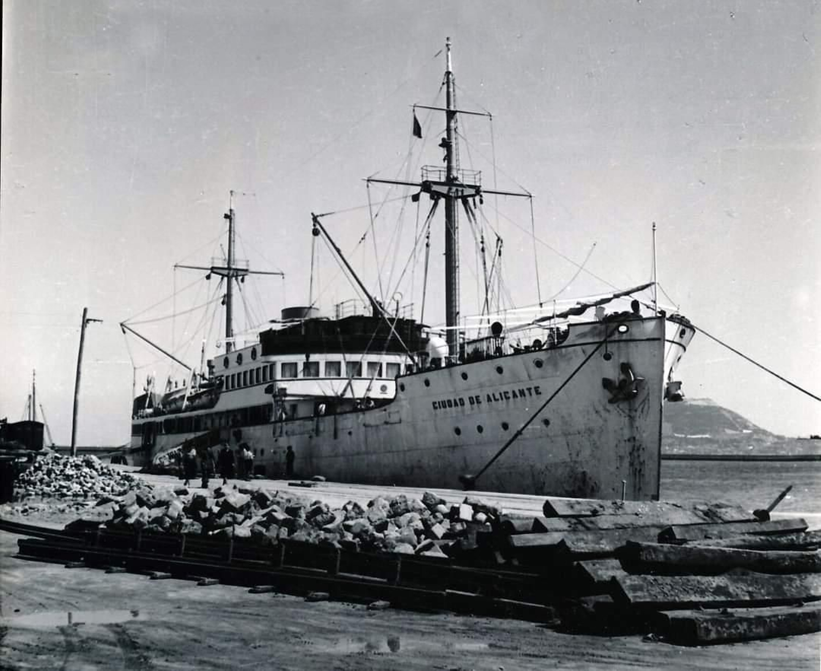 El 'Ciudad de Alicante', utilizado en verano por la Compañía Trasmediterránea por poseer un portalón en el costado que permitía el embarque y desembarque de vehículos. Año 1950.