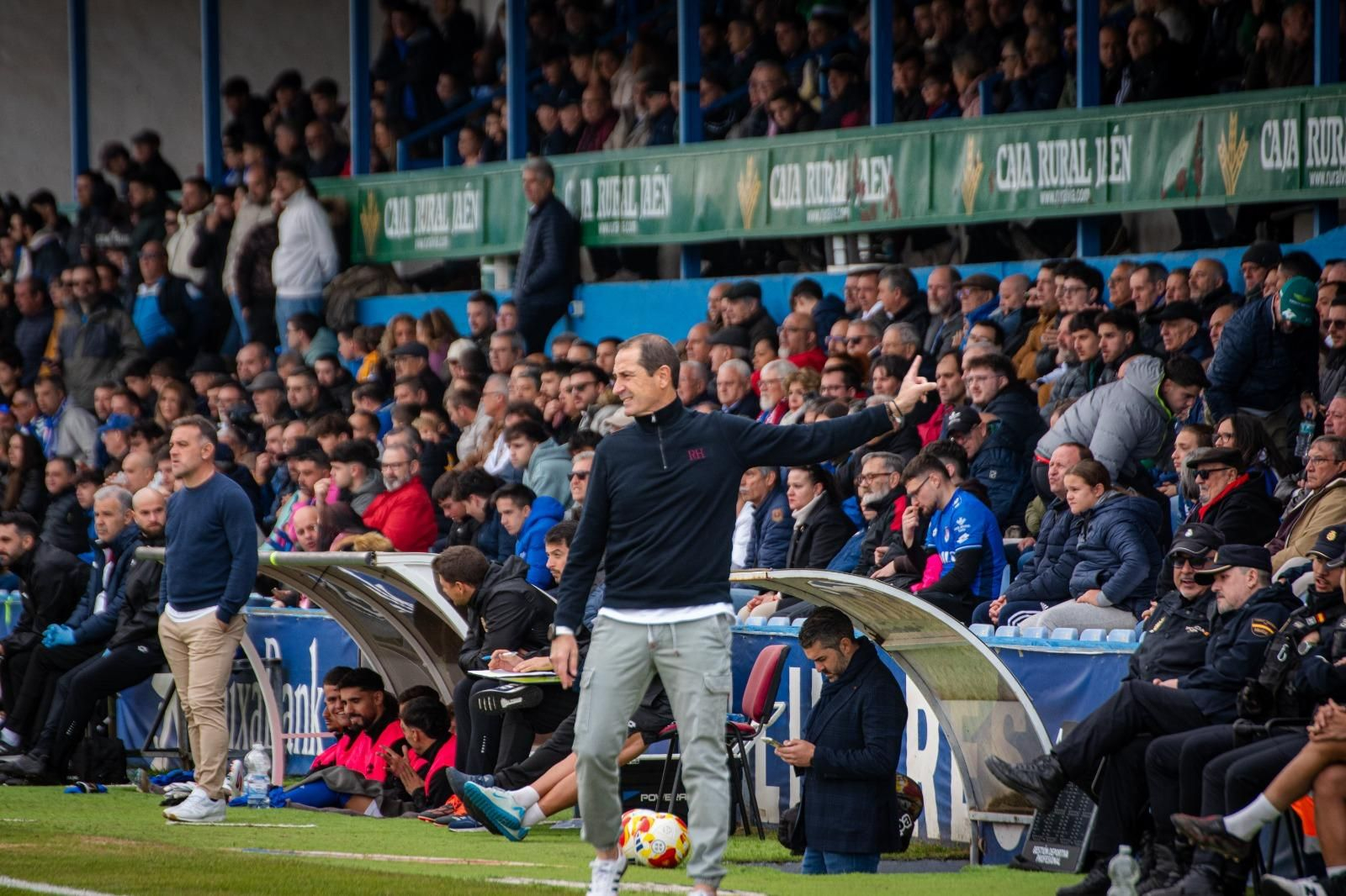 Diego Caro sigue el partido desde la banda de Linarejos.