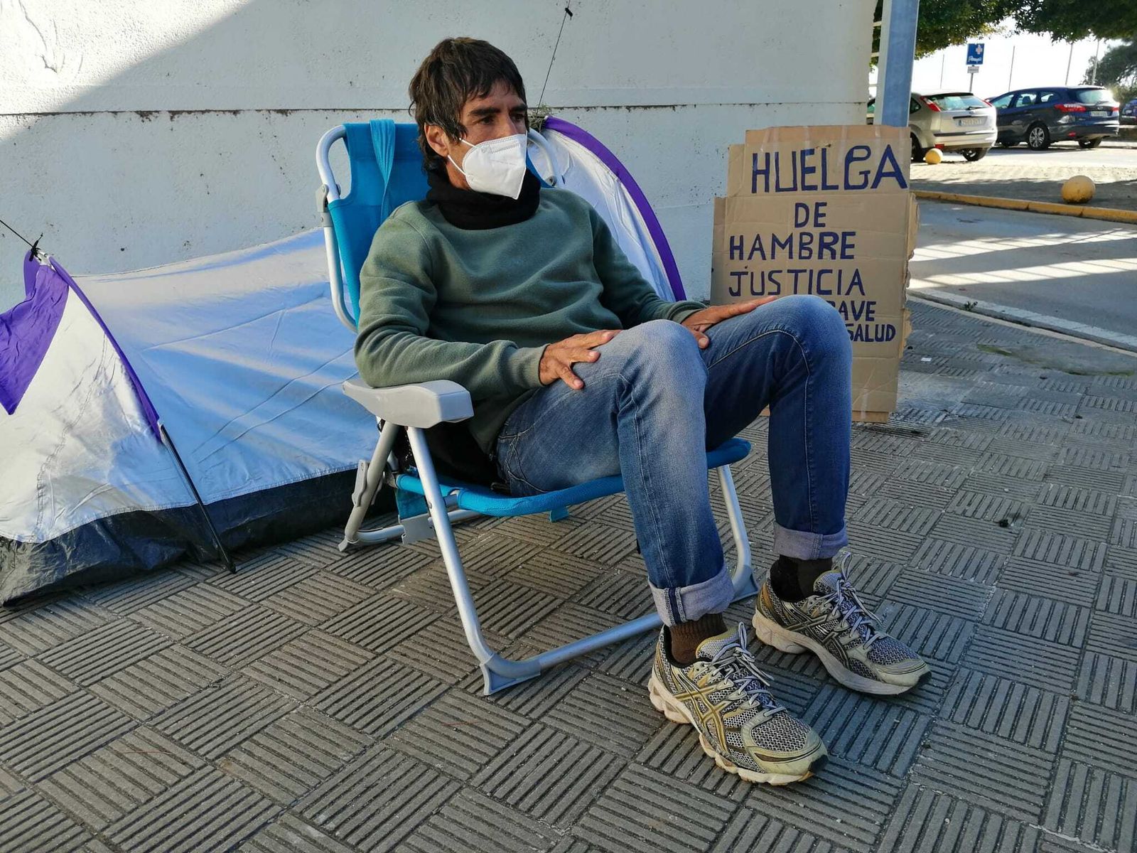 José Ángel Bódalo en la huelga que mantiene en la puerta del Hospital de Puerto Real