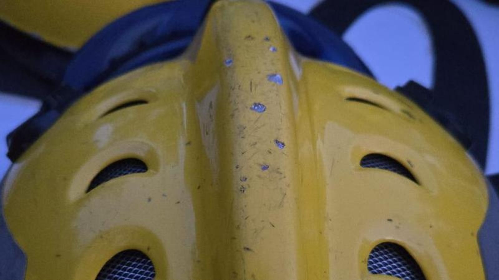 Plano detalle del estado de uno de los cascos empleados por el personal de Infoca.