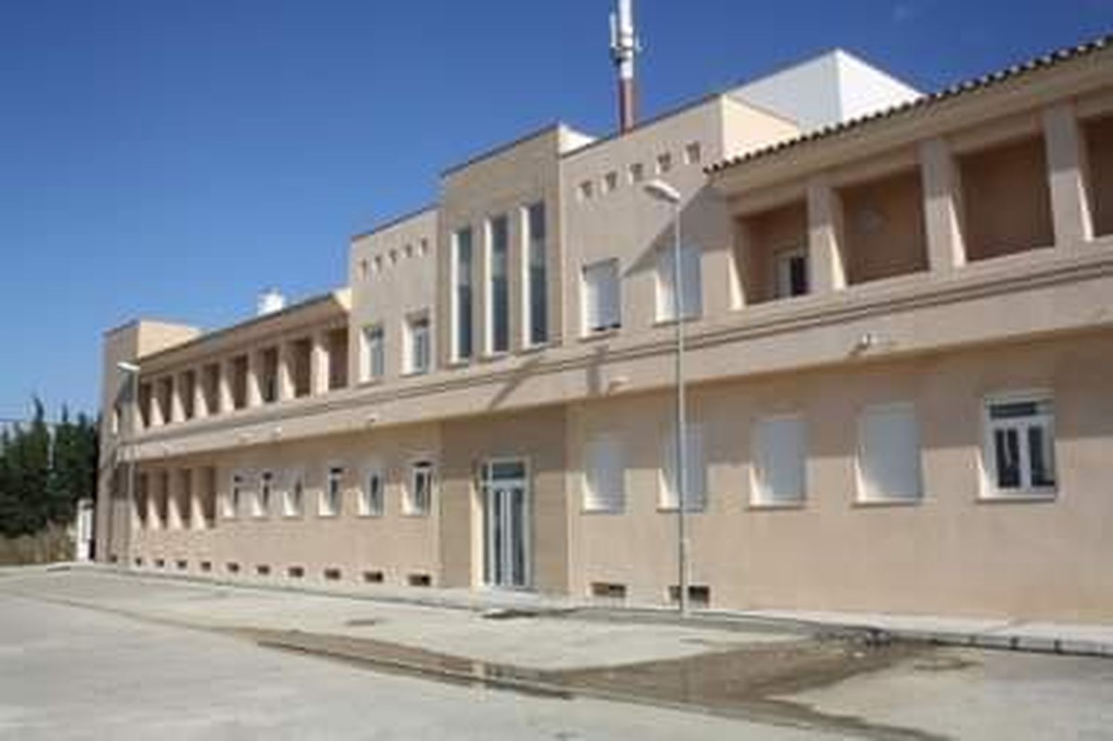 Fachada de la residencia de mayores de Benalup,  de propiedad municipal y que está abierta desde 2015.