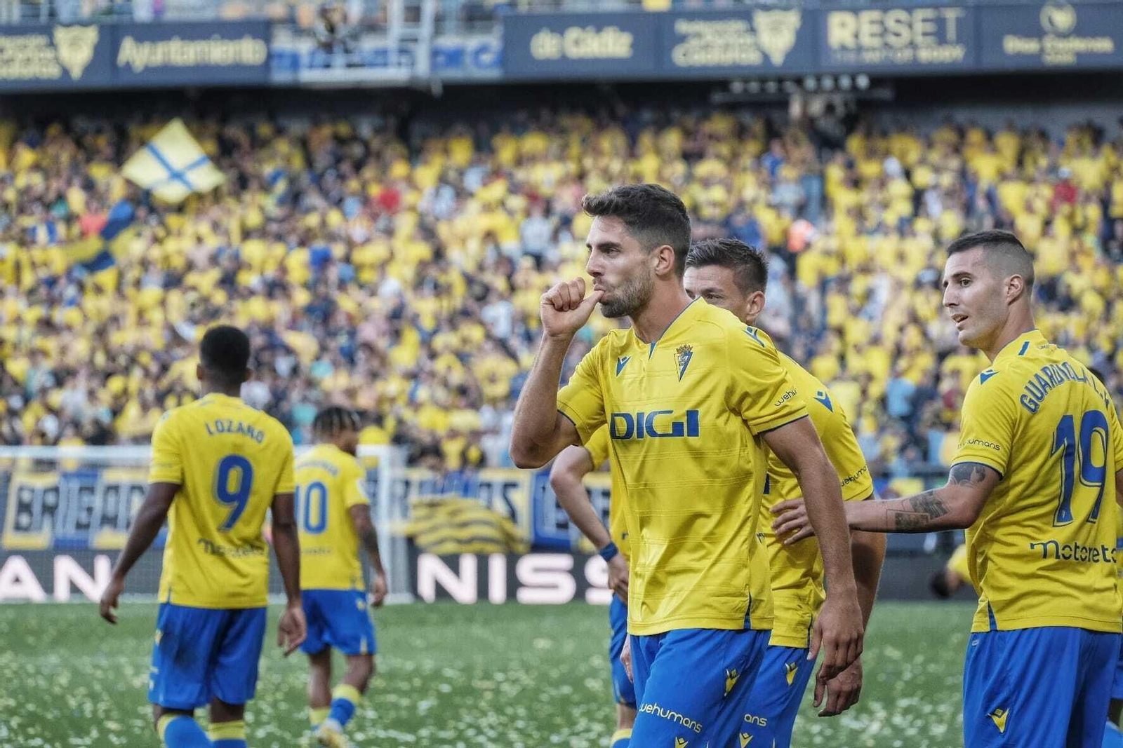 Rubén Sobrino se chupa el dedo pulgar de su mano derecha tras marcar el único gol del partido. Rubén Sobrino se chupa el dedo pulgar de su mano derecha tras marcar el único gol del partido.